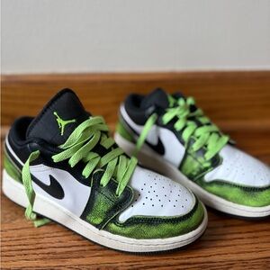 Jordan Youth WEAR Away Electric Green DO8244 003 - Size 4,5 Y
Used